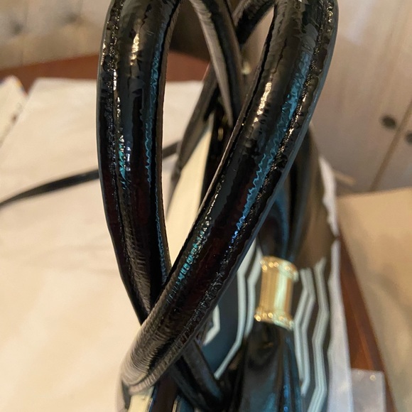 Betsy Johnson black and white bow bag with floral interior - Picture 6 of 10